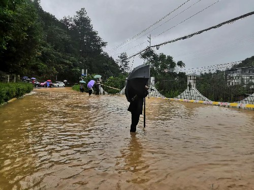 民化建设公司 蒋雪�?拉起安全警戒�?~1.jpg 民化建设公司 蒋雪�?拉起安全警戒�?~1.jpg