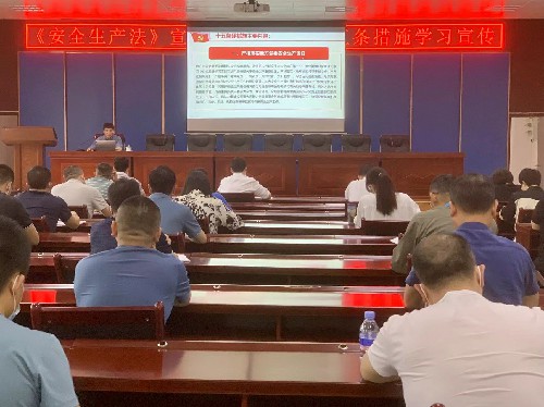 龙岩分公�?郭芳�?正在开展安全生产法条例学习~1.jpg