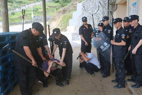 龙岩分公�?张力�?保卫部门在演练中将偷盗人员进行围控~1.jpg