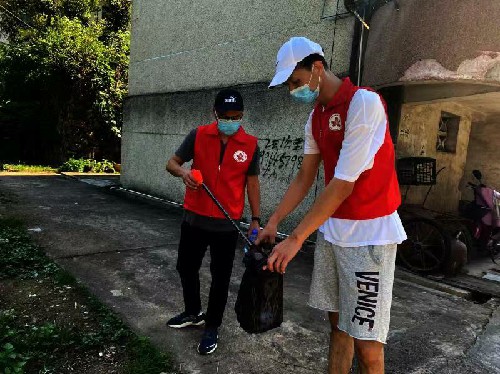 （建议采用）民化建设 廖连�?化身“保洁员”，整治脏乱1~1.jpg