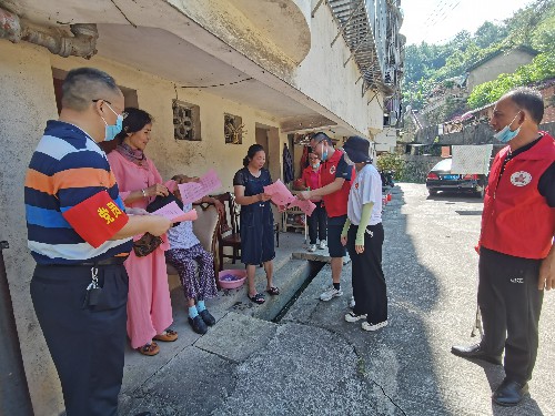（建议采用）民化建设 廖连�?向居民发放《创建全国文明城市应知应会》~1.jpg