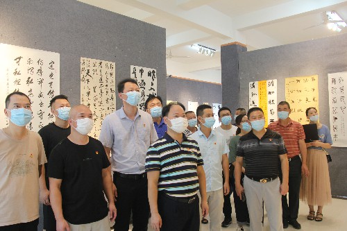 (建议采用)福安胡廷淦：图为同志们参观书法作�?(2)~1.jpg