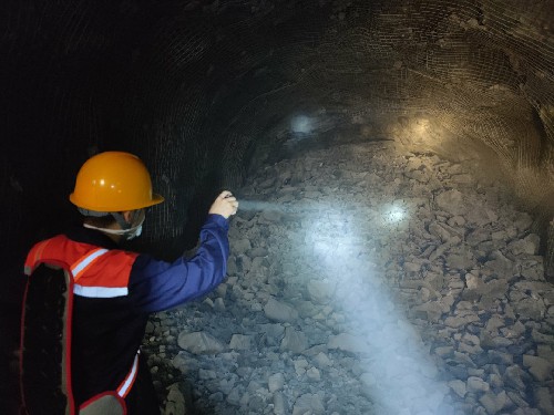 (建议采用)富兴建设公司+刘睿+紫金山金铜矿井下施工现场~1.jpg (建议采用)富兴建设公司+刘睿+紫金山金铜矿井下施工现场~1.jpg