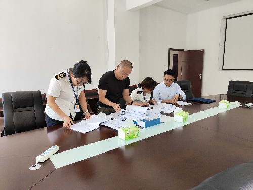 (建议采用)龙岩分公�?戚永�?新罗区卫生监督所莅临龙岩分公司检查职业卫生管理情况~1.jpg (建议采用)龙岩分公�?戚永�?新罗区卫生监督所莅临龙岩分公司检查职业卫生管理情况~1.jpg