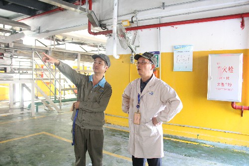 福安胡廷淦:图为颜建议到车间现场 (1)~1.jpg 福安胡廷淦:图为颜建议到车间现场 (1)~1.jpg