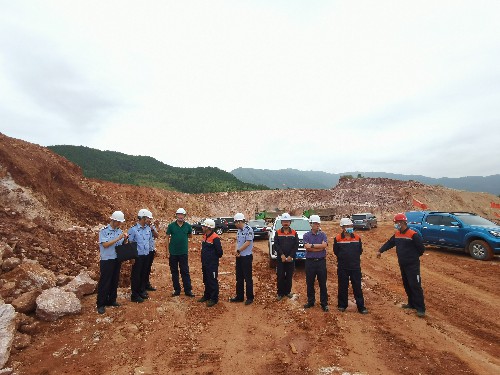 富兴建设公司+谭立�? 省公安厅治安管理总队八支队支队长陈易纯一行到海峡科化富兴建设公司开展安全检查工 (2)~1.jpg 富兴建设公司+谭立�? 省公安厅治安管理总队八支队支队长陈易纯一行到海峡科化富兴建设公司开展安全检查工 (2)~1.jpg