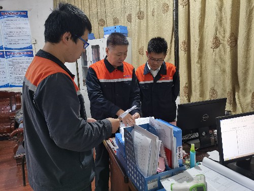 富兴建设公司+王凯�?来庆忠到项目部开展工程车辆使用情况专项督查~1.jpg 富兴建设公司+王凯�?来庆忠到项目部开展工程车辆使用情况专项督查~1.jpg
