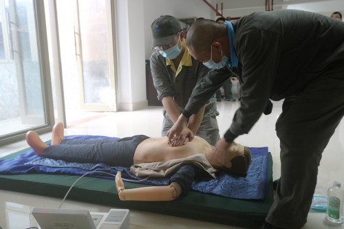 格式工厂龙岩分公�?刘银+心肺复苏实战演练现场.jpg 格式工厂龙岩分公�?刘银+心肺复苏实战演练现场.jpg