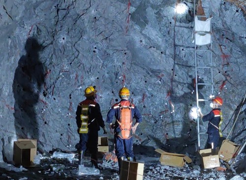 格式工厂富兴建设公司 徐正�?紫金山金铜矿井下爆破作业现场.jpg