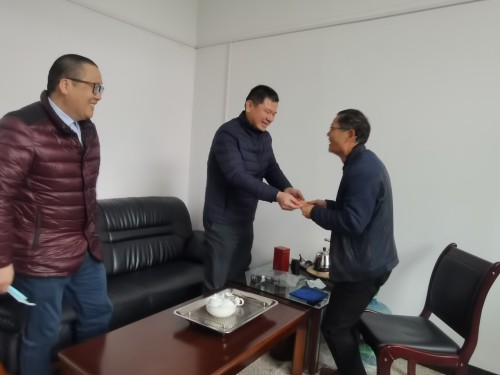 格式工厂民化建设 徐澍�?海峡科化公司党委委员、董事、副总经理祁忠清到民化建设公司春节送温�?.jpg