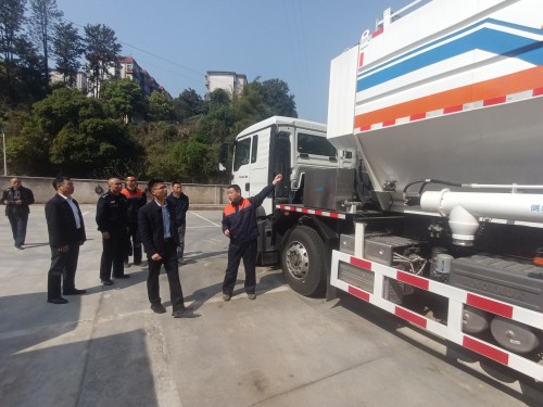 格式工厂富兴建设公司 谭立�?张治平带队到富兴建设公司运输队开展危险品道路运输安全工作调研.jpg 格式工厂富兴建设公司 谭立�?张治平带队到富兴建设公司运输队开展危险品道路运输安全工作调研.jpg