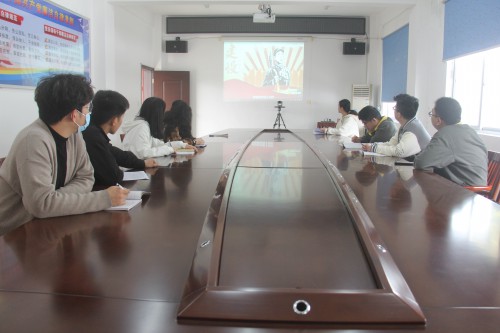 格式工厂福安胡廷淦：图为该公司团员观看学雷锋视频.jpg