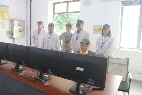 格式工厂采用--福安胡廷淦：图为黄忠超到车间参观指导 (2).jpg