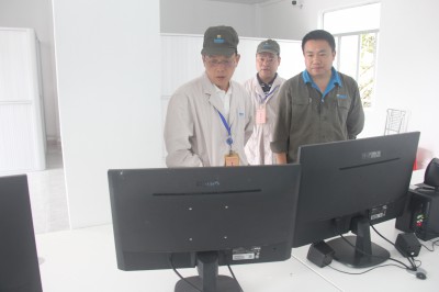 格式工厂福安胡廷淦：图为颜建议一行到车间现场调研指导 (1).jpg