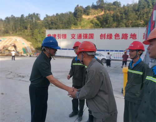 格式工厂民化建设 郭建�?吴彩洪董事长实地调研政永高速III标段东坑隧道爆破工程项目2.jpg
