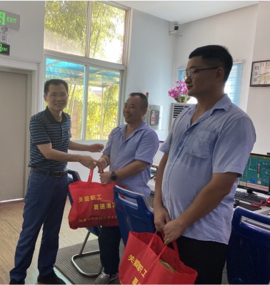 永安双华公司许丽珠:海峡科化公司工会到永安双华公司开展“送清凉”慰问活�?~1.jpg 永安双华公司许丽珠:海峡科化公司工会到永安双华公司开展“送清凉”慰问活�?~1.jpg