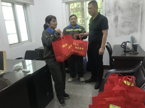 格式工厂民化建设 林江�?海峡科化公司党委委员、副总经理祁忠清到民化建设公司开展夏送清凉活�?.jpg