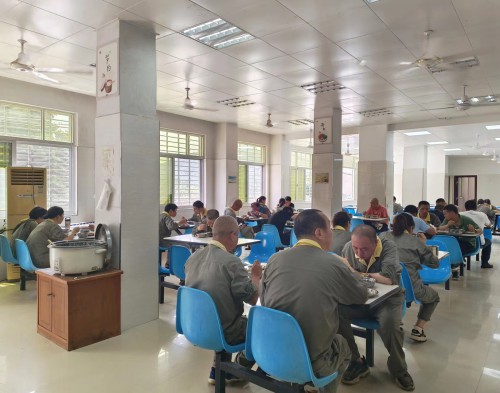 格式工厂职工在食堂升级改造后就餐.jpg 格式工厂职工在食堂升级改造后就餐.jpg