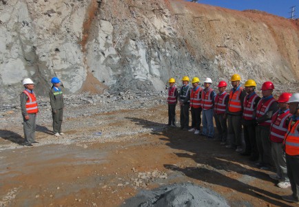 格式工厂民化建设 陈思睿 海科公司党委副书记、常务副总经理陈志华到民化建设公司爆破作业现场参加班前会.jpg